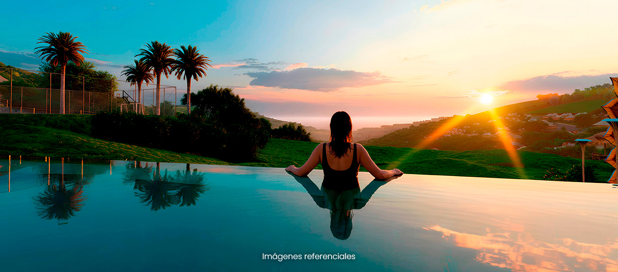 Piscina Atardecer: Vista despejada hacia las colinas y un ambiente relajante ideal para disfrutar el clima tropical.
